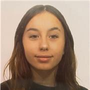 profesora de primaria, imparte clases a niños hasta 11 años